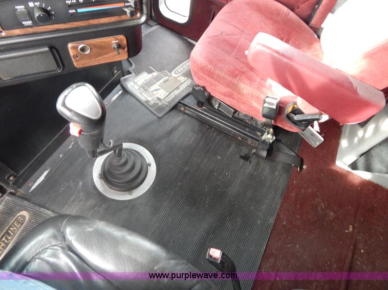 image for item I1198 2000 Freightliner FLD120 semi truck