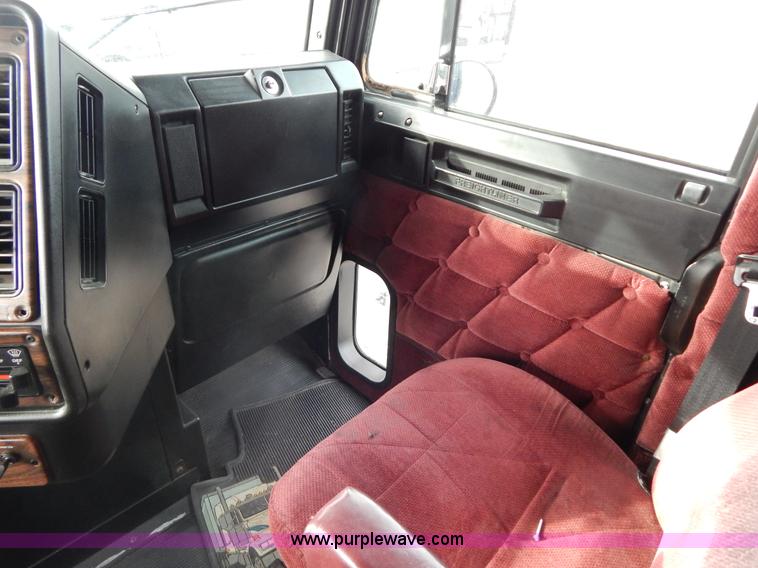 image for item I1198 2000 Freightliner FLD120 semi truck