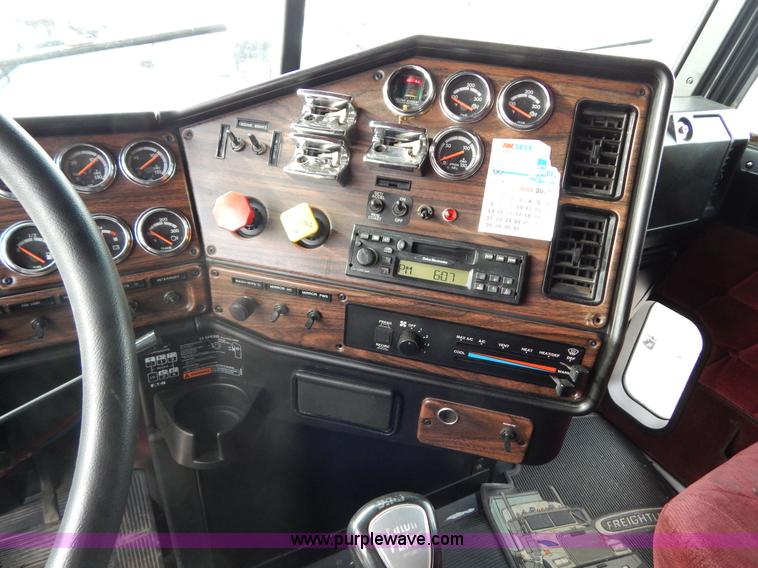 image for item I1198 2000 Freightliner FLD120 semi truck