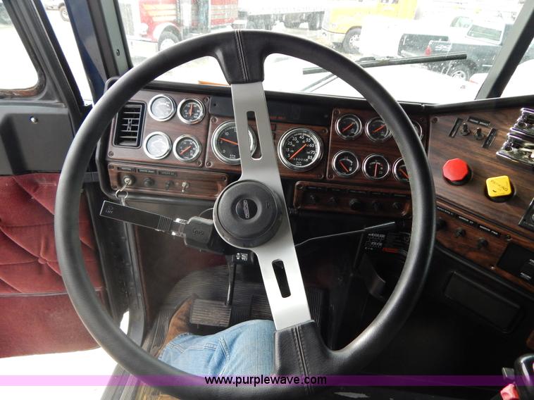 image for item I1198 2000 Freightliner FLD120 semi truck