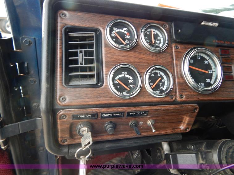 image for item I1198 2000 Freightliner FLD120 semi truck