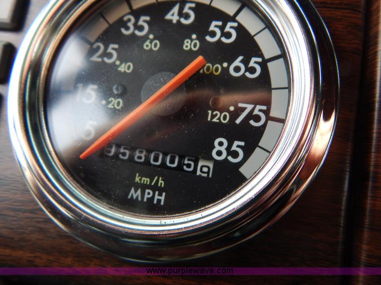 image for item I1198 2000 Freightliner FLD120 semi truck