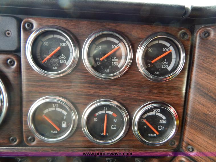 image for item I1198 2000 Freightliner FLD120 semi truck