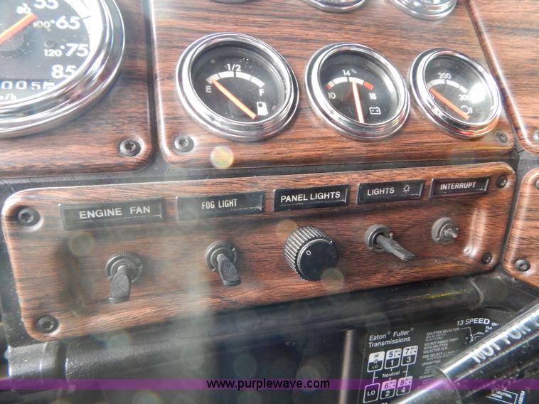 image for item I1198 2000 Freightliner FLD120 semi truck