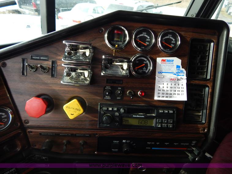 image for item I1198 2000 Freightliner FLD120 semi truck