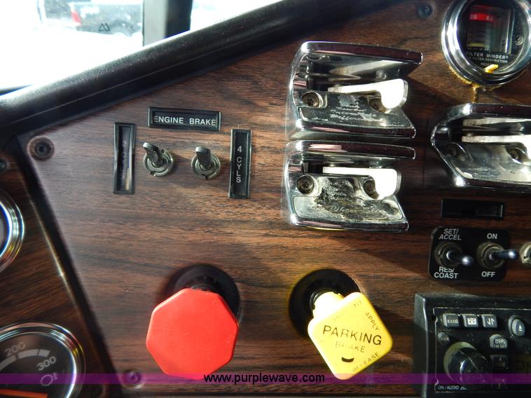 image for item I1198 2000 Freightliner FLD120 semi truck