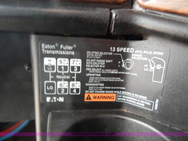 image for item I1198 2000 Freightliner FLD120 semi truck