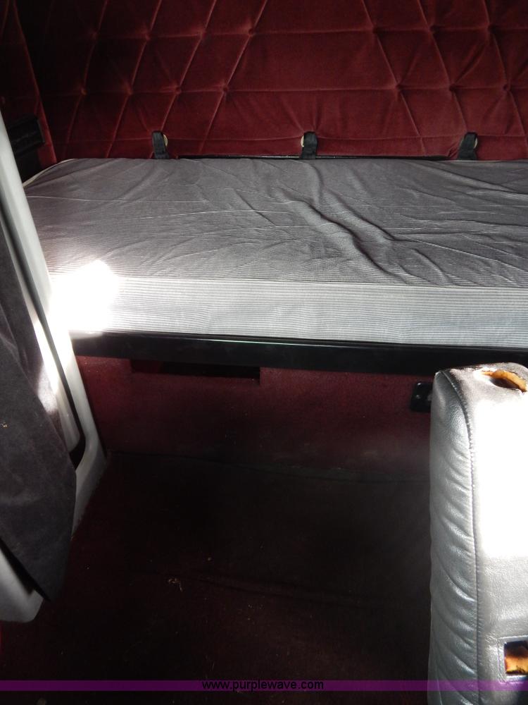 image for item I1198 2000 Freightliner FLD120 semi truck