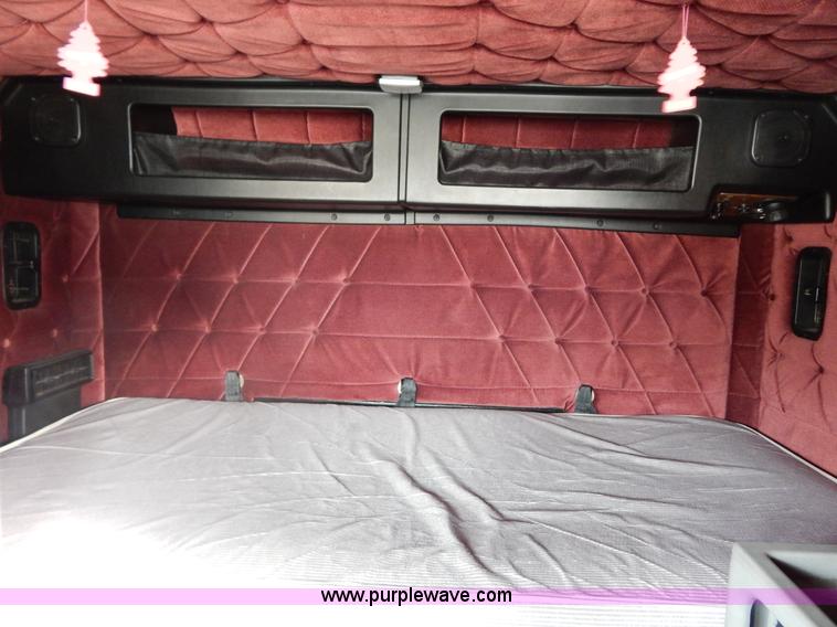 image for item I1198 2000 Freightliner FLD120 semi truck