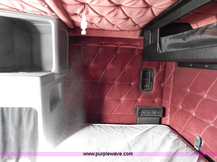 image for item I1198 2000 Freightliner FLD120 semi truck