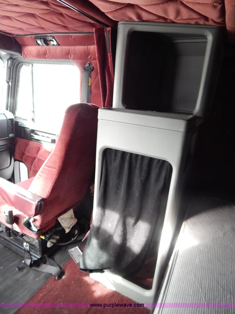 image for item I1198 2000 Freightliner FLD120 semi truck