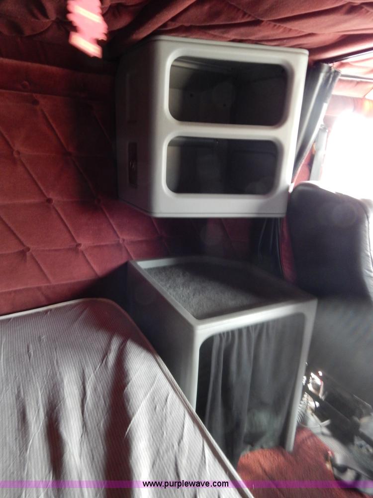 image for item I1198 2000 Freightliner FLD120 semi truck