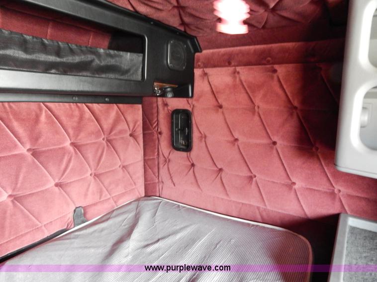 image for item I1198 2000 Freightliner FLD120 semi truck