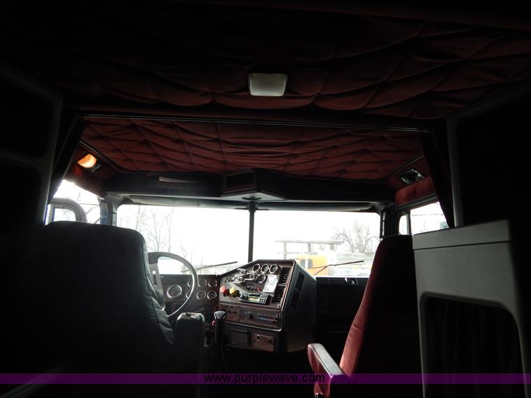 image for item I1198 2000 Freightliner FLD120 semi truck