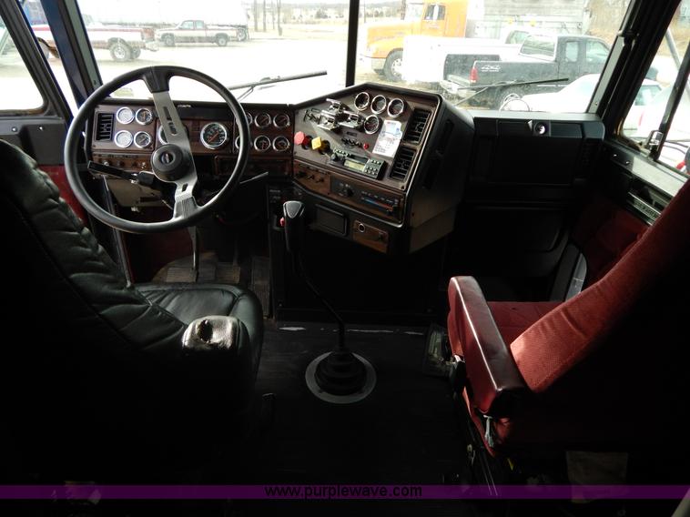 image for item I1198 2000 Freightliner FLD120 semi truck