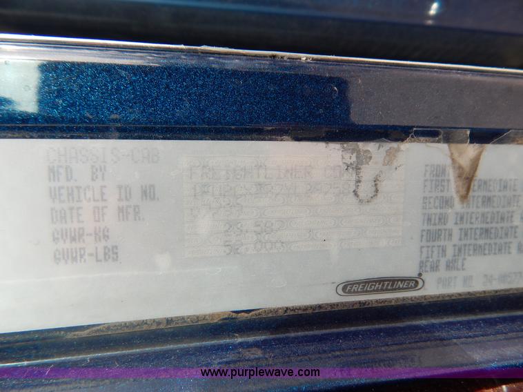 image for item I1198 2000 Freightliner FLD120 semi truck