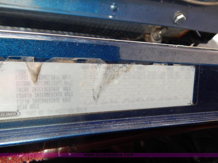 image for item I1198 2000 Freightliner FLD120 semi truck