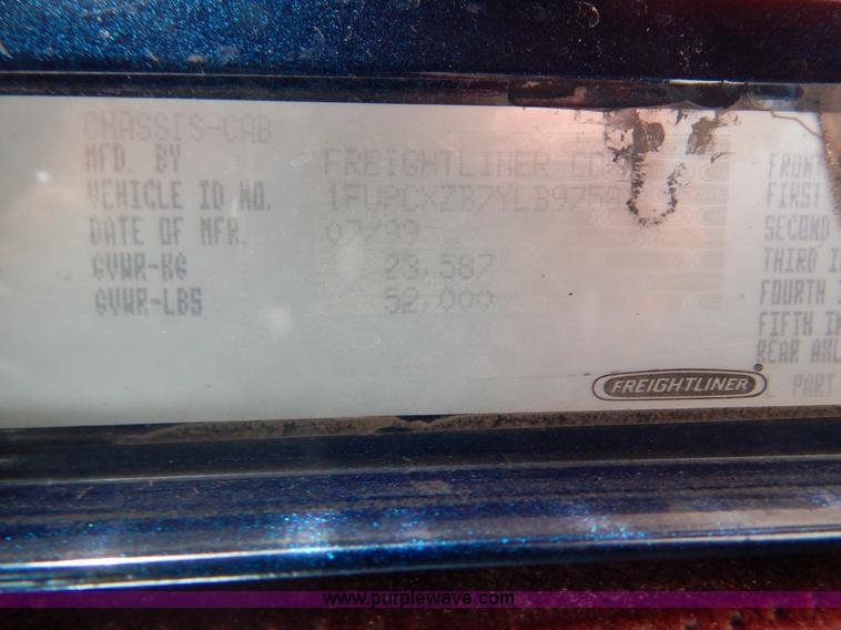 image for item I1198 2000 Freightliner FLD120 semi truck