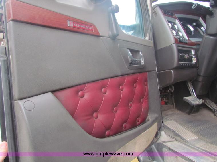 image for item I7500 2007 Kenworth T600B semi truck