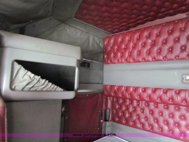 image for item I7500 2007 Kenworth T600B semi truck