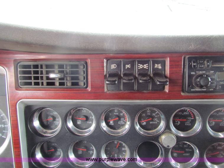 image for item I7500 2007 Kenworth T600B semi truck