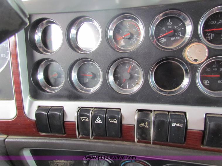 image for item I7500 2007 Kenworth T600B semi truck