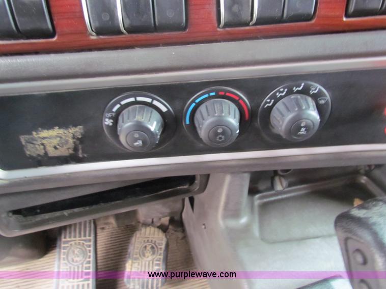 image for item I7500 2007 Kenworth T600B semi truck