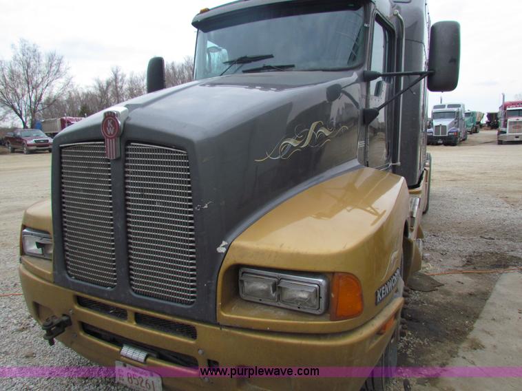 image for item I7500 2007 Kenworth T600B semi truck