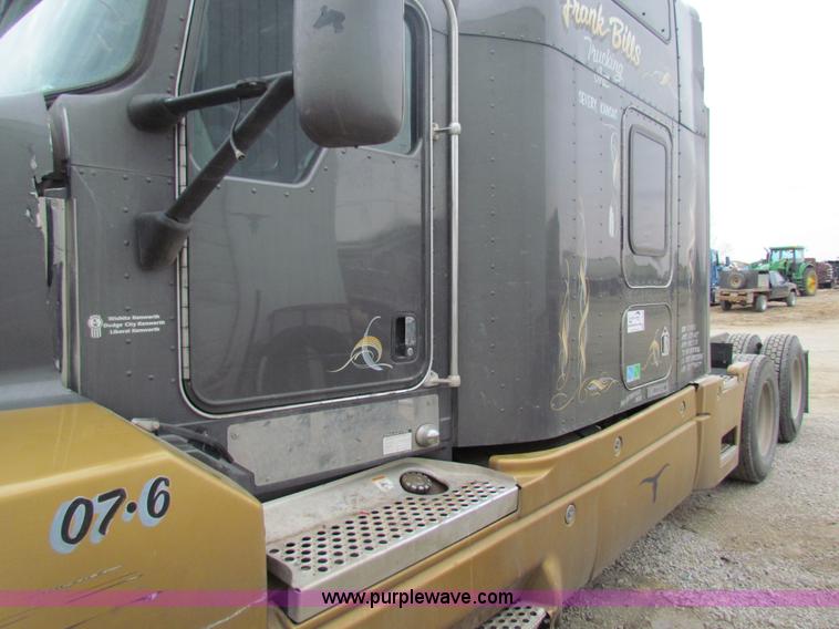 image for item I7500 2007 Kenworth T600B semi truck