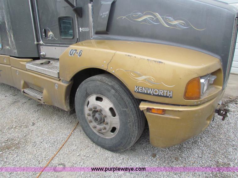 image for item I7500 2007 Kenworth T600B semi truck