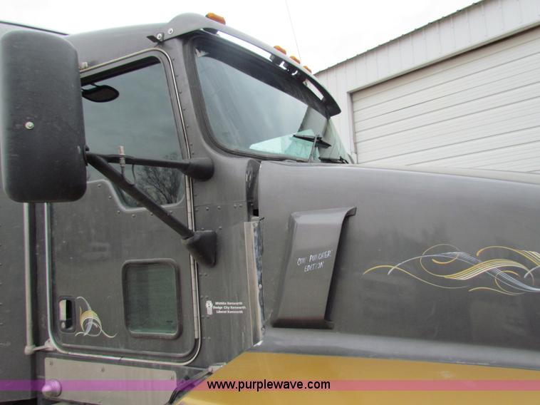 image for item I7500 2007 Kenworth T600B semi truck