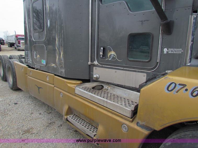 image for item I7500 2007 Kenworth T600B semi truck