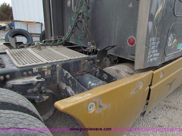 image for item I7500 2007 Kenworth T600B semi truck