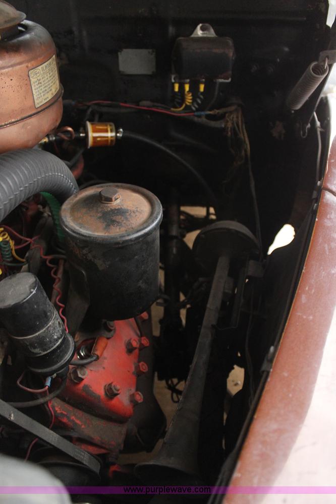 image for item AZ9985 1946 Ford Super Deluxe