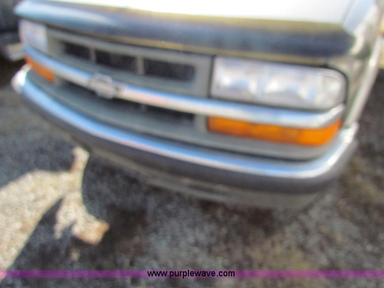 image for item C1862 2000 Chevrolet S10 Blazer SUV