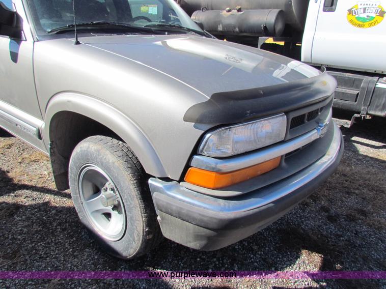 image for item C1862 2000 Chevrolet S10 Blazer SUV