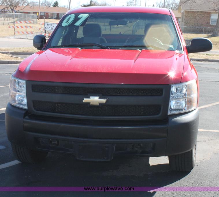 image for item C3727 2007 Chevrolet Silverado 1500 pickup truck