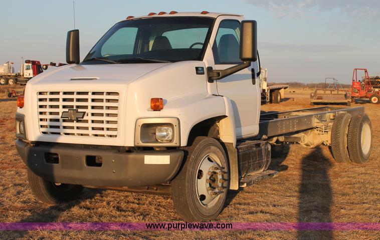 image for item C3750 2005 Chevrolet C6500 semi truck
