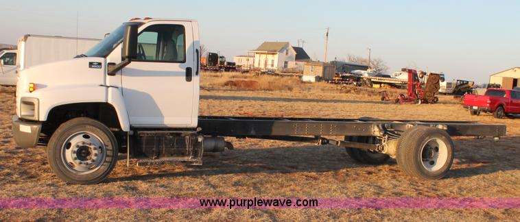 image for item C3750 2005 Chevrolet C6500 semi truck