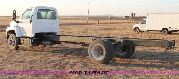 image for item C3750 2005 Chevrolet C6500 semi truck