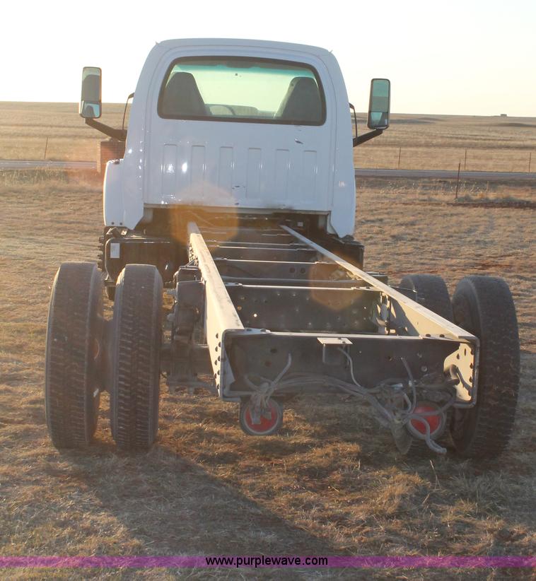 image for item C3750 2005 Chevrolet C6500 semi truck