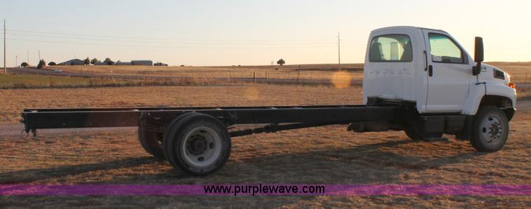 image for item C3750 2005 Chevrolet C6500 semi truck
