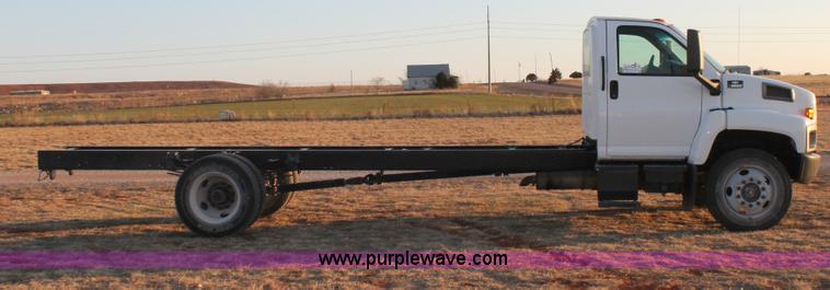 image for item C3750 2005 Chevrolet C6500 semi truck