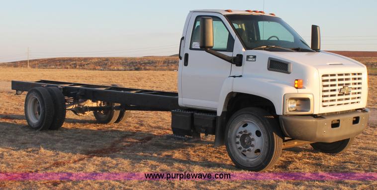image for item C3750 2005 Chevrolet C6500 semi truck