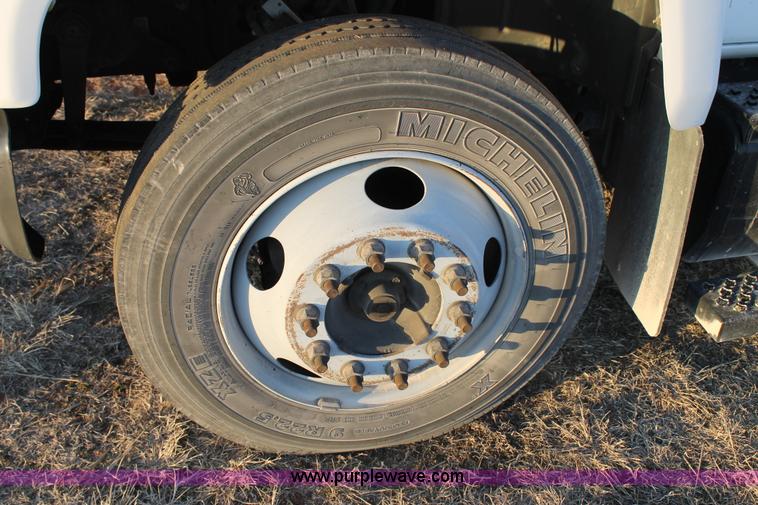 image for item C3750 2005 Chevrolet C6500 semi truck