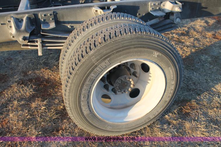 image for item C3750 2005 Chevrolet C6500 semi truck