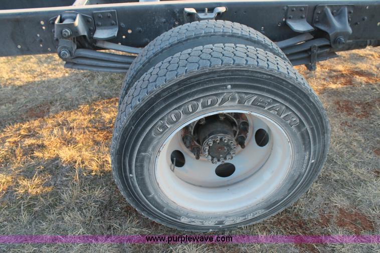 image for item C3750 2005 Chevrolet C6500 semi truck
