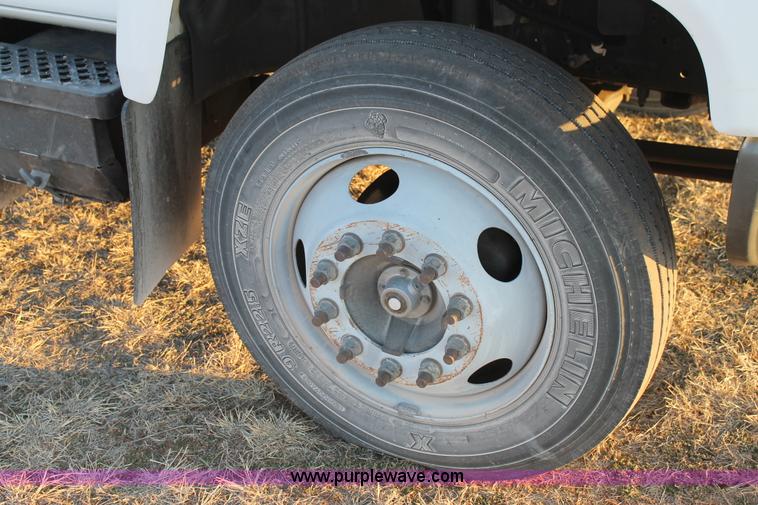 image for item C3750 2005 Chevrolet C6500 semi truck