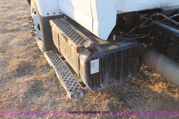 image for item C3750 2005 Chevrolet C6500 semi truck