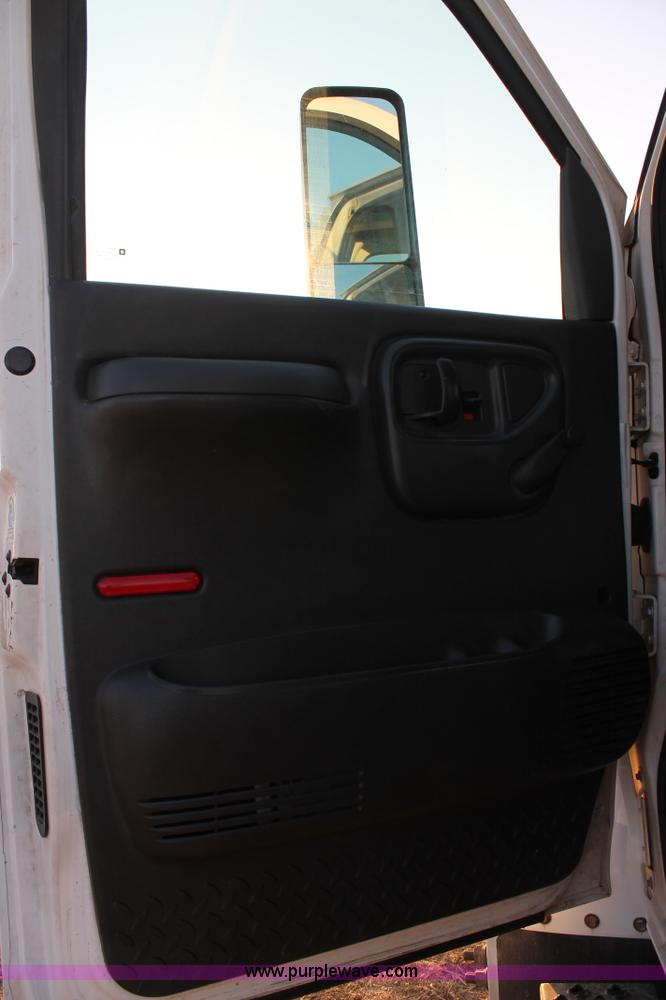 image for item C3750 2005 Chevrolet C6500 semi truck